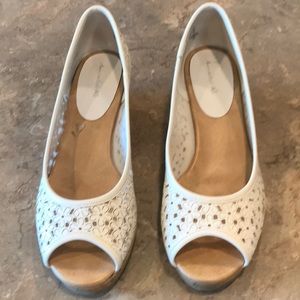 Girls size 4 White Wedge Open Toe Shoe